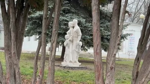 На территории центрального роддома города Владимира установили семейную скульптуру