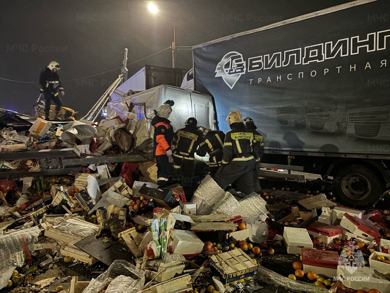 Фура с мандаринами перевернулась на мосту на развязке Южного обхода Фура с мандаринами перевернулась на мосту на развязке Южного обхода