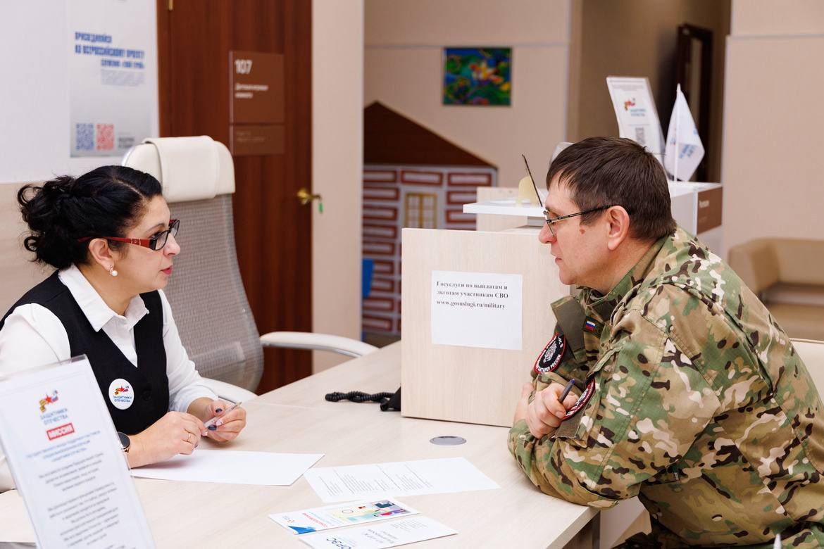 Репортаж в тему: обозреватель «ВВ» Александр Известков провел один день с социальным координатором фонда «Защитники Отечества» Юлианой Иваниной