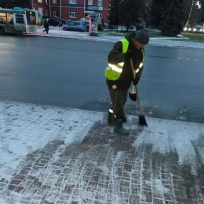 Зима пришла!. С самого утра сотрудники МКУ «Центр управления городскими дорогами» вышли на очистку улиц Владимира: убирают снег с проезжей части, очищают автобусные остановки и пешеходные переходы, расчищают тротуары и...