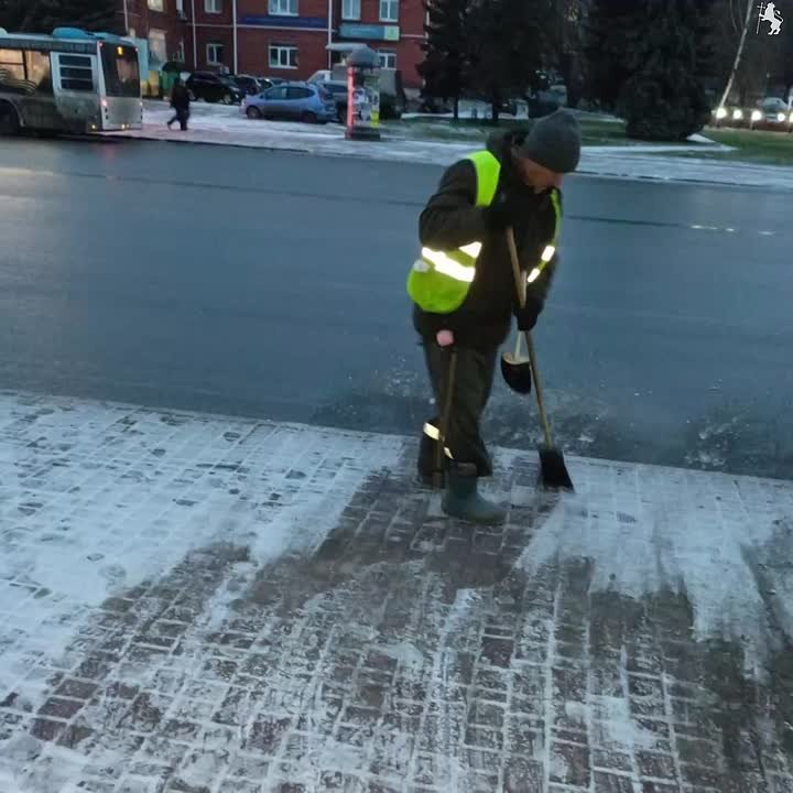 Зима пришла!. С самого утра сотрудники МКУ «Центр управления городскими дорогами» вышли на очистку улиц Владимира: убирают снег с проезжей части, очищают автобусные остановки и пешеходные переходы, расчищают тротуары и...
