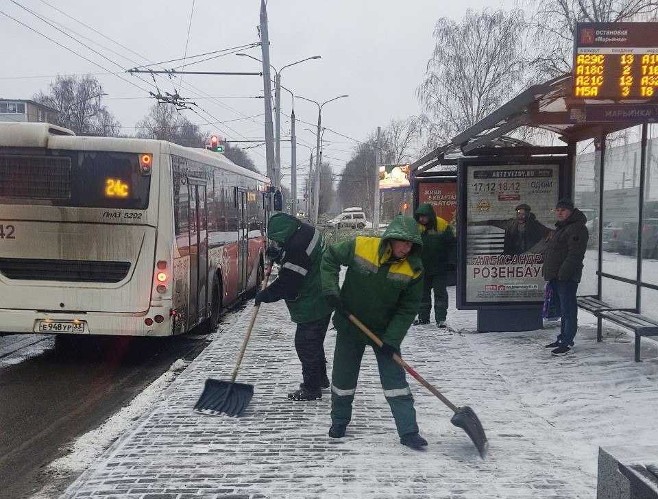 Свыше 90 сотрудников ЦУГД и 40 коммунальных машин убирают улицы Владимира Свыше 90 сотрудников ЦУГД и 40 коммунальных машин убирают улицы Владимира