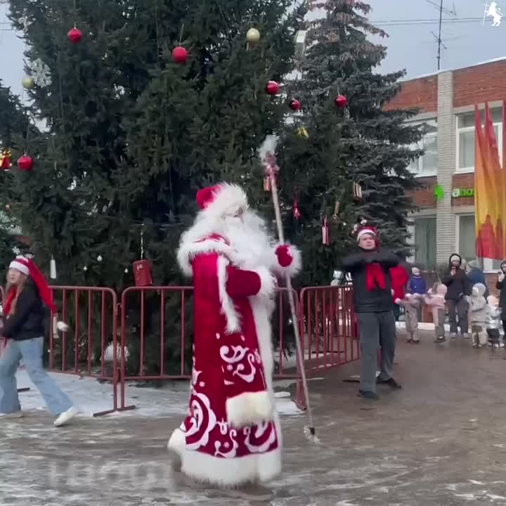 В городе началась эстафета новогодних праздников во дворах, организованная администрациями районов совместно с депутатами горсовета