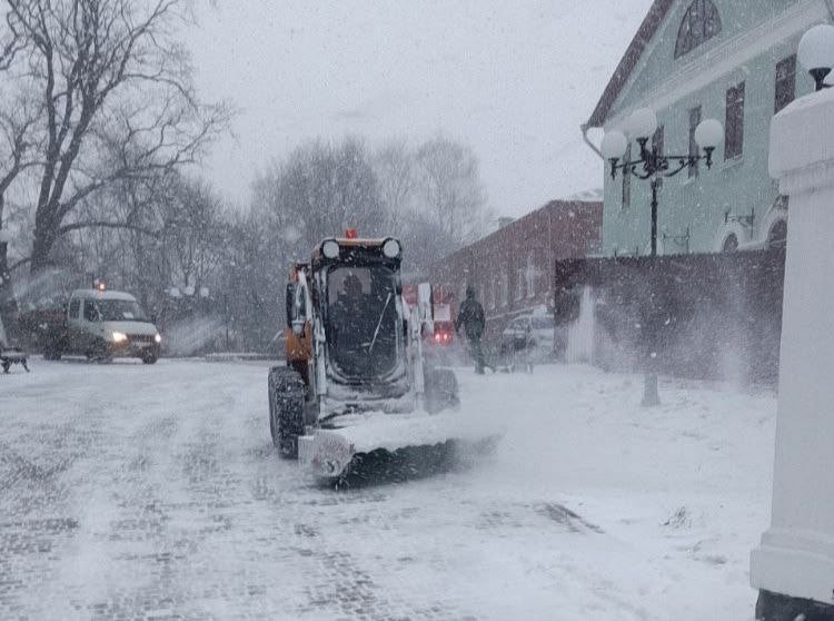 Сотрудники и техника МКУ ЦУГД продолжают работы по зимнему содержанию города Сотрудники и техника МКУ ЦУГД продолжают работы по зимнему содержанию города