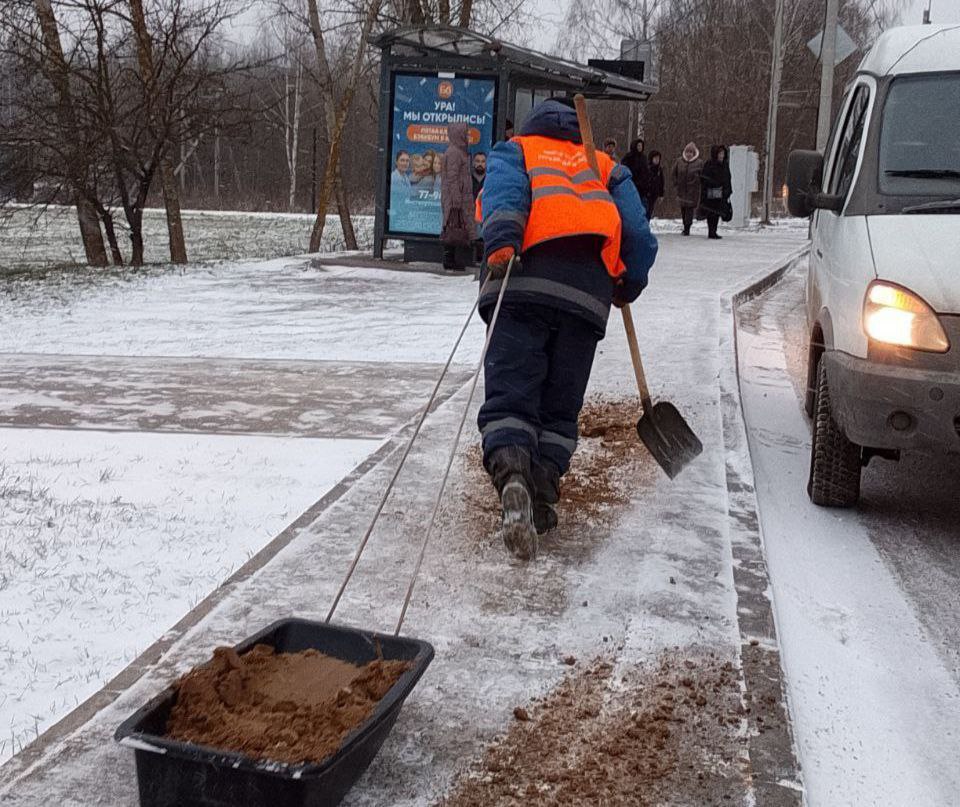 Сотрудники и техника МКУ ЦУГД продолжают работы по зимнему содержанию города Сотрудники и техника МКУ ЦУГД продолжают работы по зимнему содержанию города