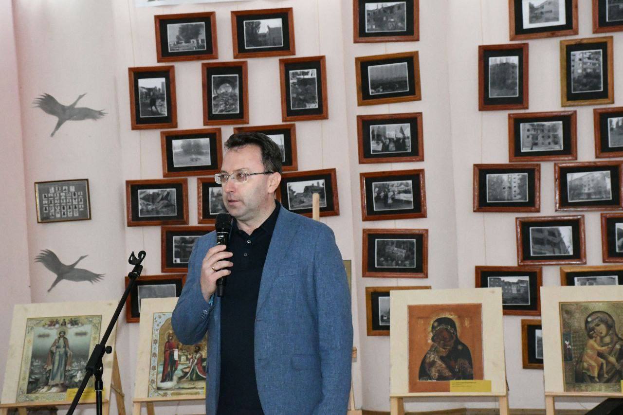 #ДорогамиСВО: Мы вместе!. В День Конституции РФ в доме культуры подшефного нашему региону города Кировское Донецкой Народной Республики состоялось открытие выставки Владимиро-Суздальского музеея-заповедника «Мстёра... #ДорогамиСВО: Мы вместе!. В День Конституции РФ в доме культуры подшефного нашему региону города Кировское Донецкой Народной Республики состоялось открытие выставки Владимиро-Суздальского музеея-заповедника «Мстёра...