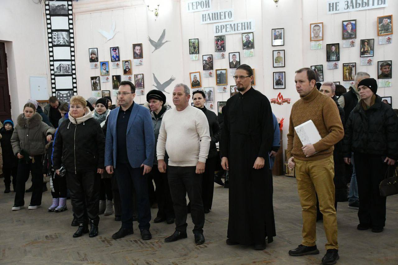 #ДорогамиСВО: Мы вместе!. В День Конституции РФ в доме культуры подшефного нашему региону города Кировское Донецкой Народной Республики состоялось открытие выставки Владимиро-Суздальского музеея-заповедника «Мстёра... #ДорогамиСВО: Мы вместе!. В День Конституции РФ в доме культуры подшефного нашему региону города Кировское Донецкой Народной Республики состоялось открытие выставки Владимиро-Суздальского музеея-заповедника «Мстёра...