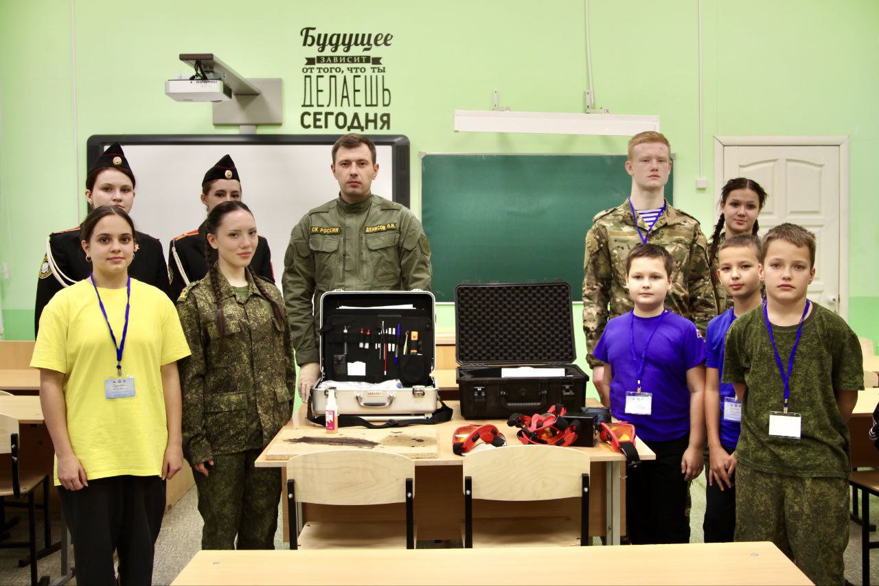 Сотрудники следственного управления СК продемонстрировали криминалистическую технику кадетам из различных образовательных учреждений региона Сотрудники следственного управления СК продемонстрировали криминалистическую технику кадетам из различных образовательных учреждений региона