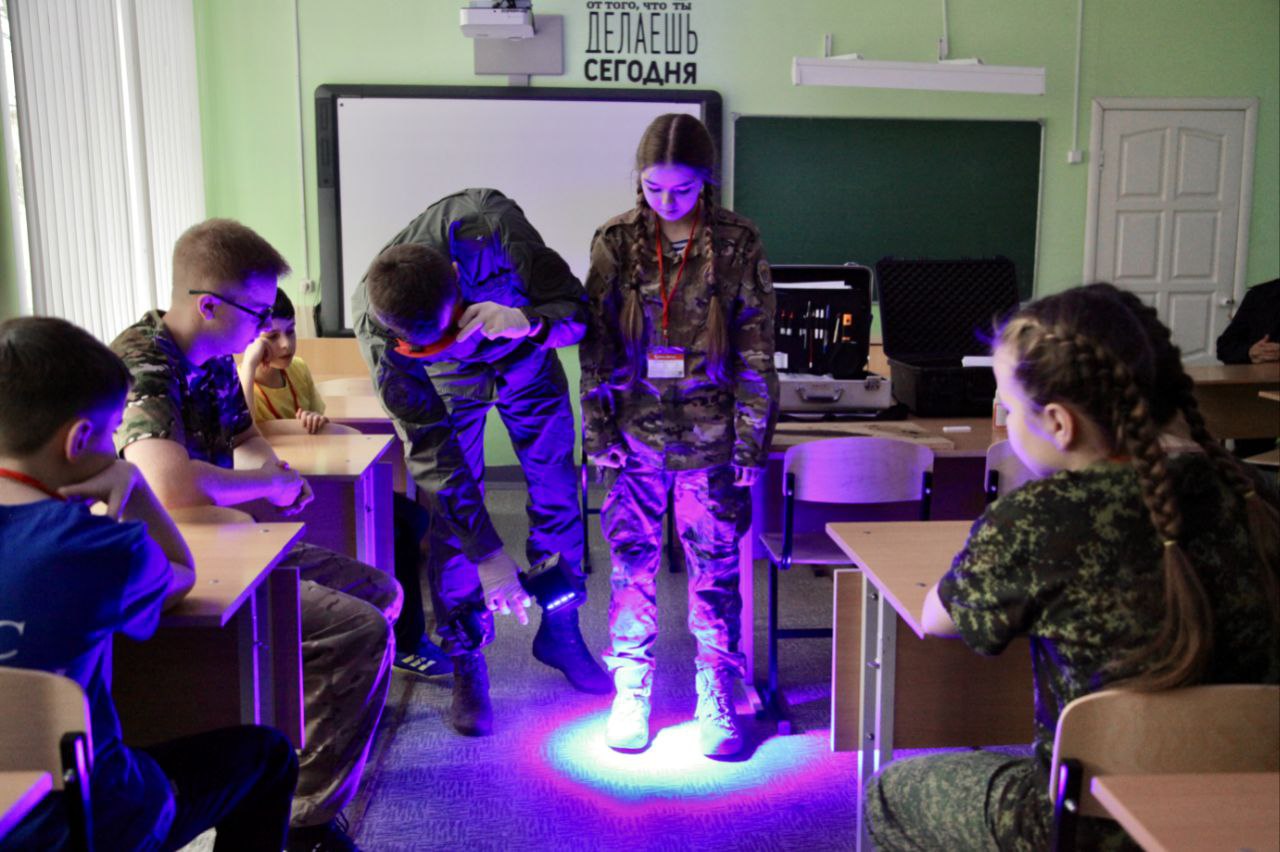 Сотрудники следственного управления СК продемонстрировали криминалистическую технику кадетам из различных образовательных учреждений региона Сотрудники следственного управления СК продемонстрировали криминалистическую технику кадетам из различных образовательных учреждений региона