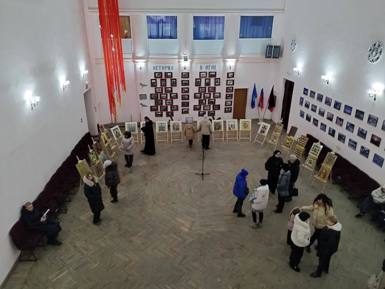 #ДорогамиСВО: Мы вместе!. В День Конституции РФ в доме культуры подшефного нашему региону города Кировское Донецкой Народной Республики состоялось открытие выставки Владимиро-Суздальского музеея-заповедника «Мстёра... #ДорогамиСВО: Мы вместе!. В День Конституции РФ в доме культуры подшефного нашему региону города Кировское Донецкой Народной Республики состоялось открытие выставки Владимиро-Суздальского музеея-заповедника «Мстёра...