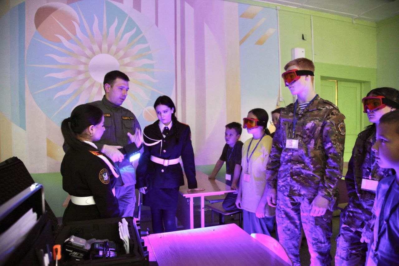 Сотрудники следственного управления СК продемонстрировали криминалистическую технику кадетам из различных образовательных учреждений региона Сотрудники следственного управления СК продемонстрировали криминалистическую технику кадетам из различных образовательных учреждений региона