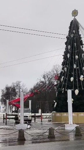 Продолжаем следить за украшением главной городской ели