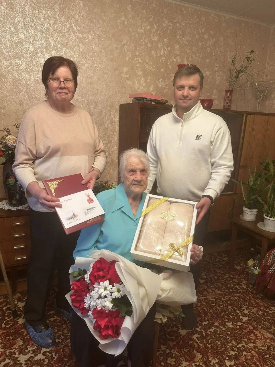 Сегодня свой вековой юбилей отмечает удивительная женщина — Зинаида Васильевна Александрова! Сегодня свой вековой юбилей отмечает удивительная женщина — Зинаида Васильевна Александрова!