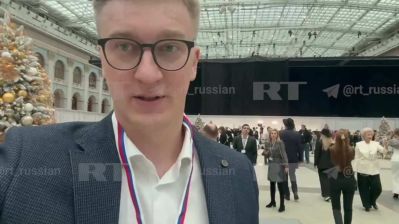 «Полным ходом идёт подготовка к подведению итогов 2025-го Владимиром Путиным. Люди готовят свои вопросы, собираются и постепенно выстраиваются в очередь на заход в зал»