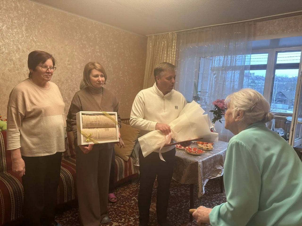 Сегодня свой вековой юбилей отмечает удивительная женщина — Зинаида Васильевна Александрова! Сегодня свой вековой юбилей отмечает удивительная женщина — Зинаида Васильевна Александрова!