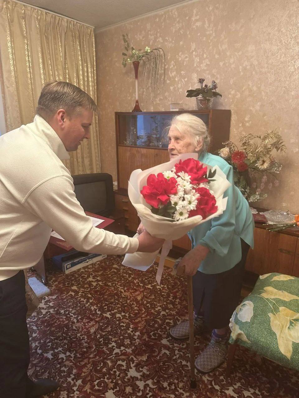 Сегодня свой вековой юбилей отмечает удивительная женщина — Зинаида Васильевна Александрова! Сегодня свой вековой юбилей отмечает удивительная женщина — Зинаида Васильевна Александрова!