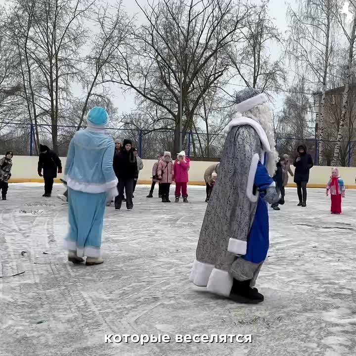 Дворовые ёлки, организованные районными администрациями совместно с депутатами горсовета продолжаются