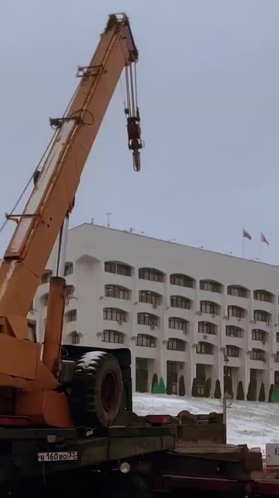 У здания Правительства Владимирской области появился новый символ гордости – белокаменный рельеф с гербом региона