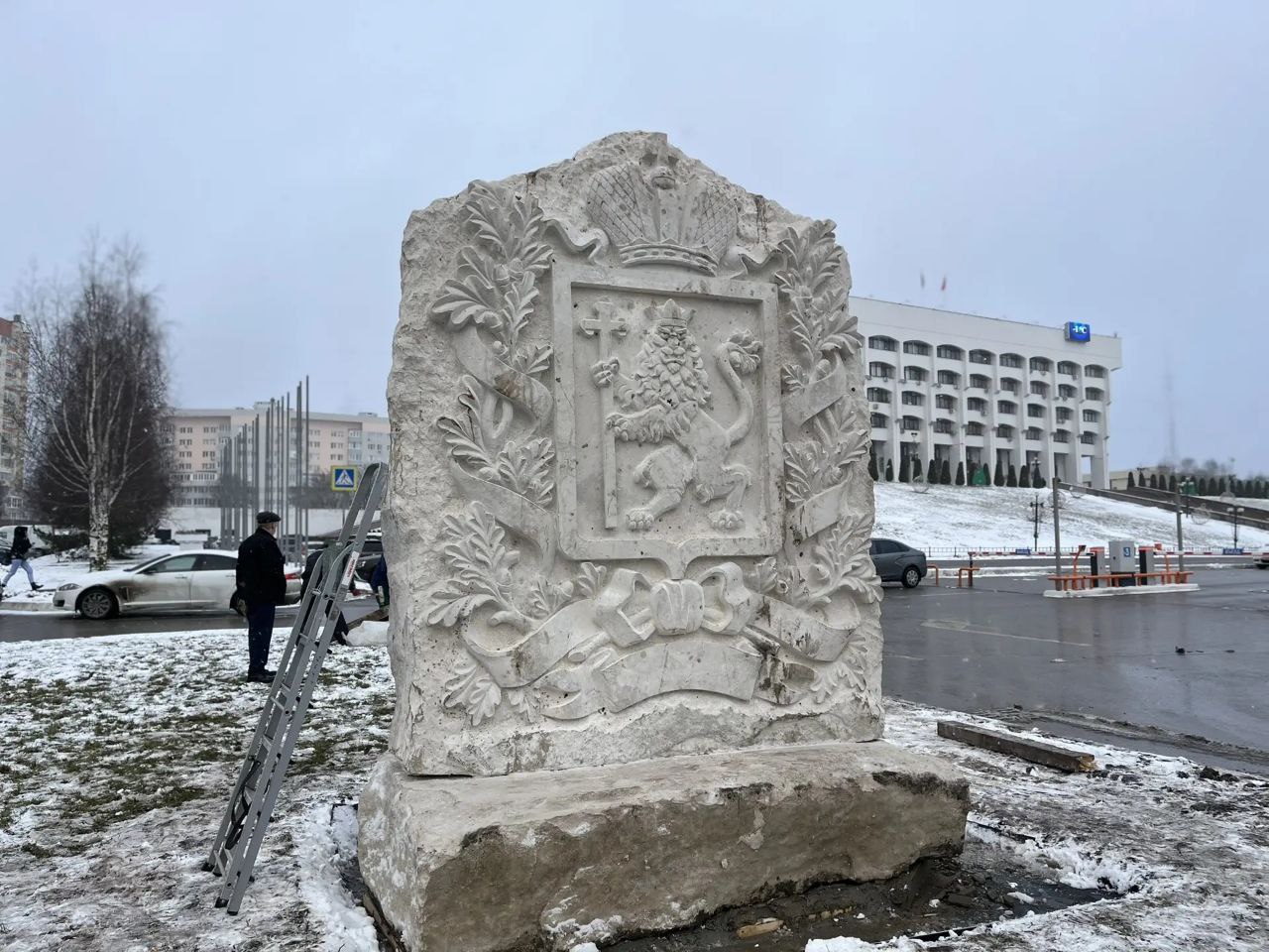 У здания Правительства Владимирской области появился новый символ гордости – белокаменный рельеф с гербом региона У здания Правительства Владимирской области появился новый символ гордости – белокаменный рельеф с гербом региона