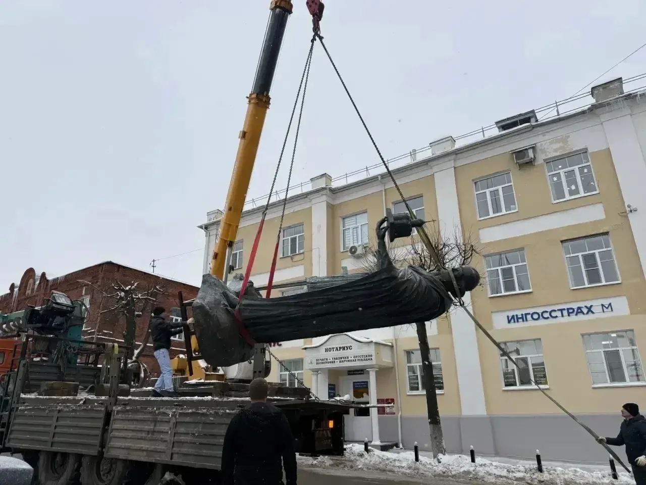 Начались работы по установке памятника Юрию Долгорукому Начались работы по установке памятника Юрию Долгорукому