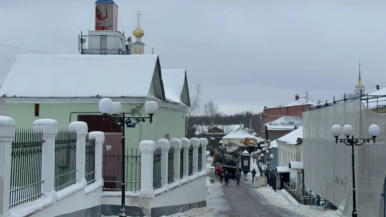 Начались работы по установке памятника Юрию Долгорукому Начались работы по установке памятника Юрию Долгорукому