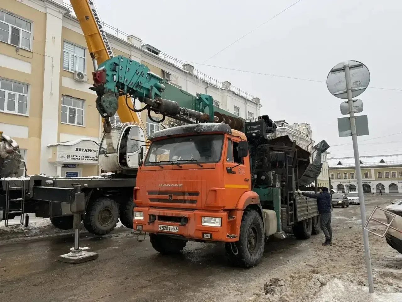 Начались работы по установке памятника Юрию Долгорукому