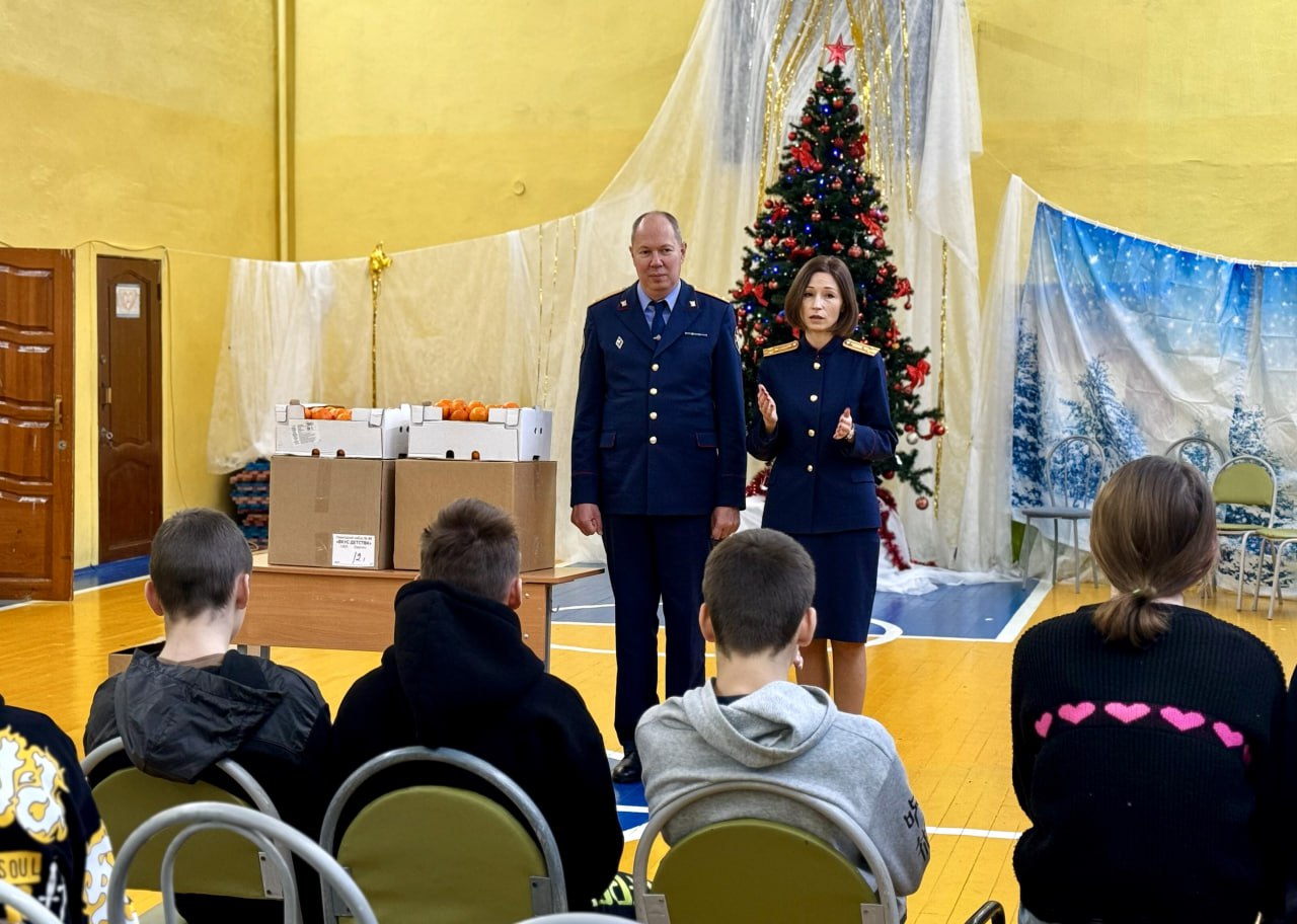Сотрудники следственного управления СКР по Владимирской области поздравили с Новым Годом воспитанников подшефной Лухтоновской специальной школы-интерната Сотрудники следственного управления СКР по Владимирской области поздравили с Новым Годом воспитанников подшефной Лухтоновской специальной школы-интерната