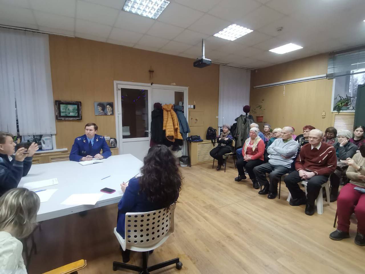 . Прокурор города Владимира Алексей Грошенков провел личный прием граждан с ограниченными возможностями здоровья Прокурор города Владимира Алексей Грошенков и помощник прокурора Мария Денисова на базе регионального...