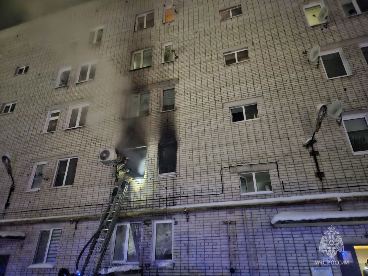Из горящей квартиры пятиэтажки сотрудники МЧС спасли четырех человек Из горящей квартиры пятиэтажки сотрудники МЧС спасли четырех человек