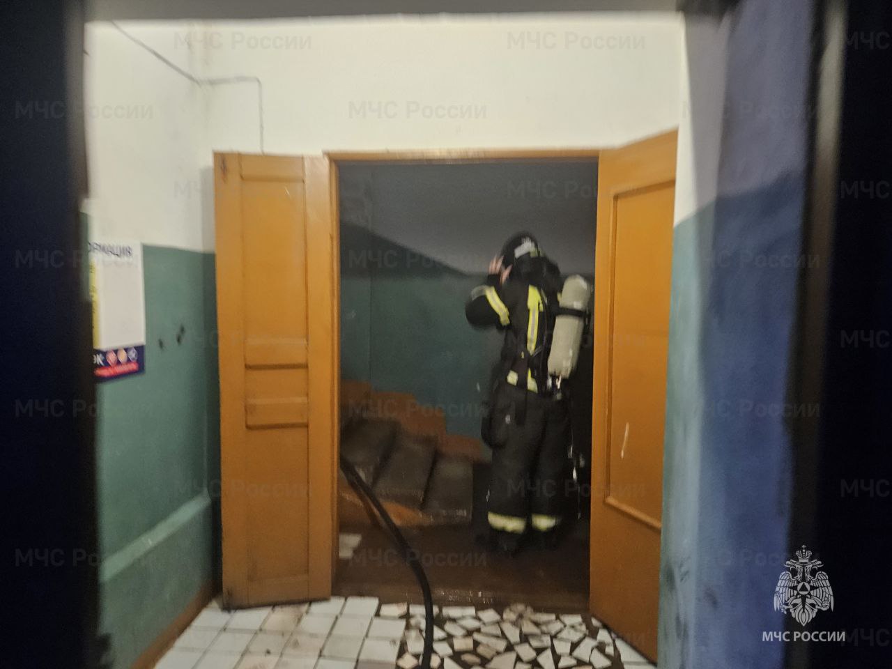 Из горящей квартиры пятиэтажки сотрудники МЧС спасли четырех человек Из горящей квартиры пятиэтажки сотрудники МЧС спасли четырех человек