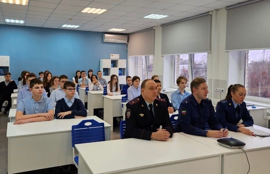 . В Муроме прокуратура провела интерактивное онлайн-мероприятие, направленное на профилактику преступлений в сфере информационно-телекоммуникационных технологий Старший помощник Муромского городского прокурора Евгений...