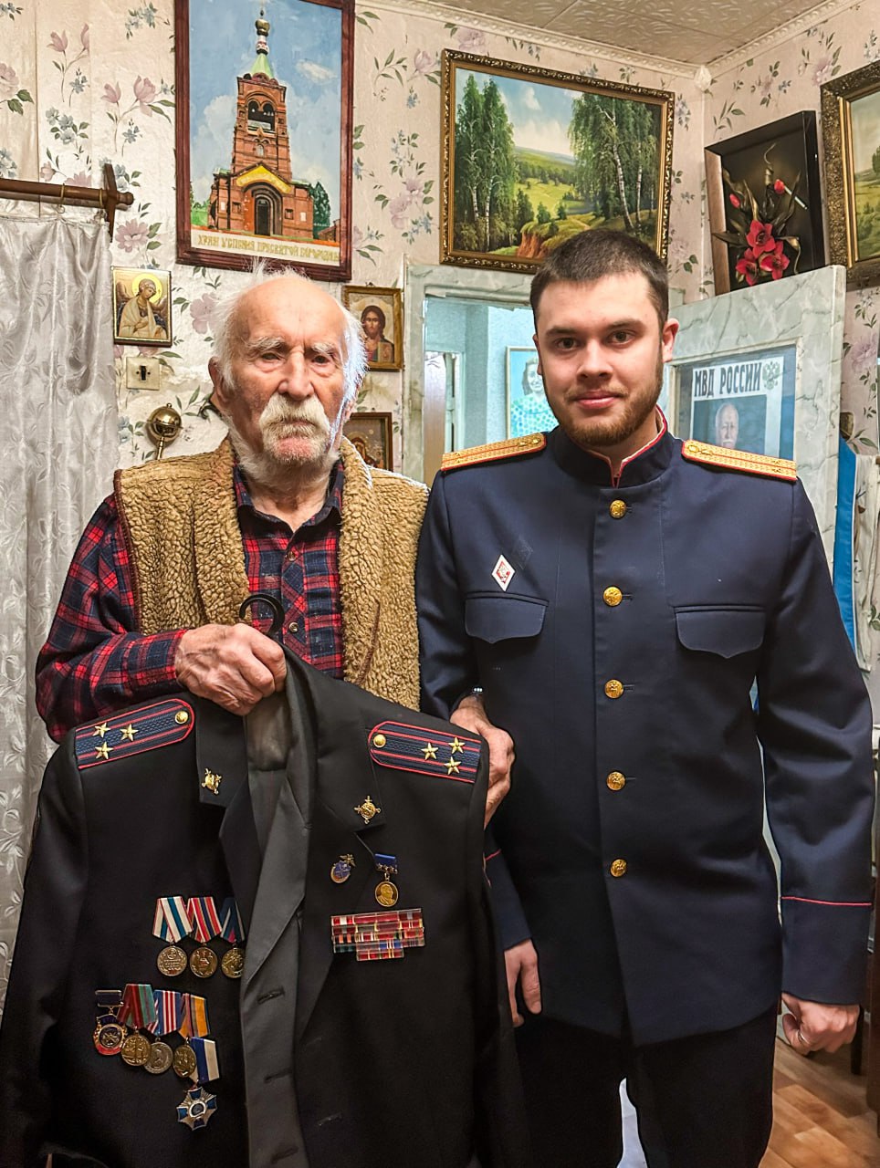Следователи следственного управления СК России по Владимирской области поздравили с Новым годом участника Великой Отечественной войны
