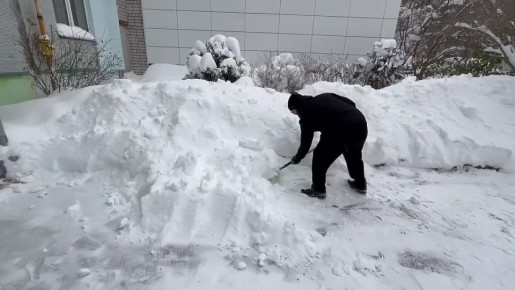 Уборка на магистралях и во дворах продолжается