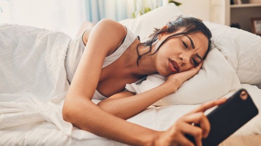 Не хватайтесь за телефон сразу после пробуждения: 100 раз пожалеете