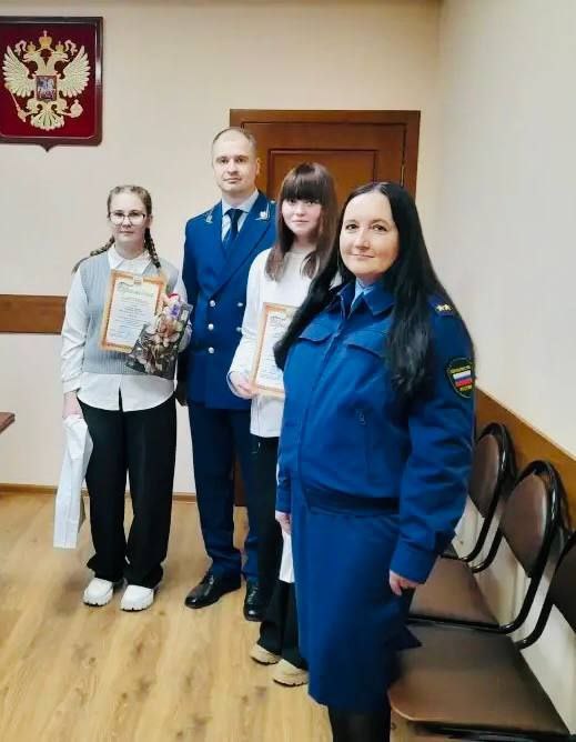 . В Гусь-Хрустальном прокурор наградил участников конкурса "Закон глазами детей" В Гусь-Хрустальной межрайонной прокуратуре подвели итоги ежегодного муниципального районного конкурса «Закон глазами детей» . В Гусь-Хрустальном прокурор наградил участников конкурса "Закон глазами детей" В Гусь-Хрустальной межрайонной прокуратуре подвели итоги ежегодного муниципального районного конкурса «Закон глазами детей»