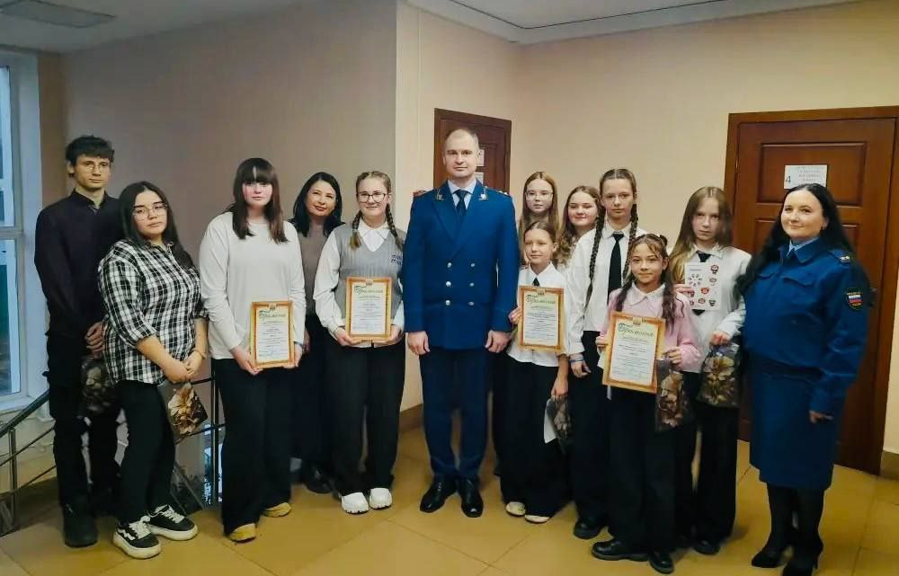 . В Гусь-Хрустальном прокурор наградил участников конкурса "Закон глазами детей" В Гусь-Хрустальной межрайонной прокуратуре подвели итоги ежегодного муниципального районного конкурса «Закон глазами детей» . В Гусь-Хрустальном прокурор наградил участников конкурса "Закон глазами детей" В Гусь-Хрустальной межрайонной прокуратуре подвели итоги ежегодного муниципального районного конкурса «Закон глазами детей»