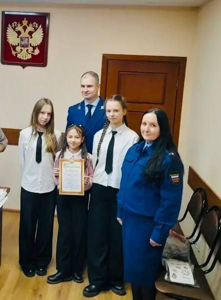 . В Гусь-Хрустальном прокурор наградил участников конкурса "Закон глазами детей" В Гусь-Хрустальной межрайонной прокуратуре подвели итоги ежегодного муниципального районного конкурса «Закон глазами детей» . В Гусь-Хрустальном прокурор наградил участников конкурса "Закон глазами детей" В Гусь-Хрустальной межрайонной прокуратуре подвели итоги ежегодного муниципального районного конкурса «Закон глазами детей»