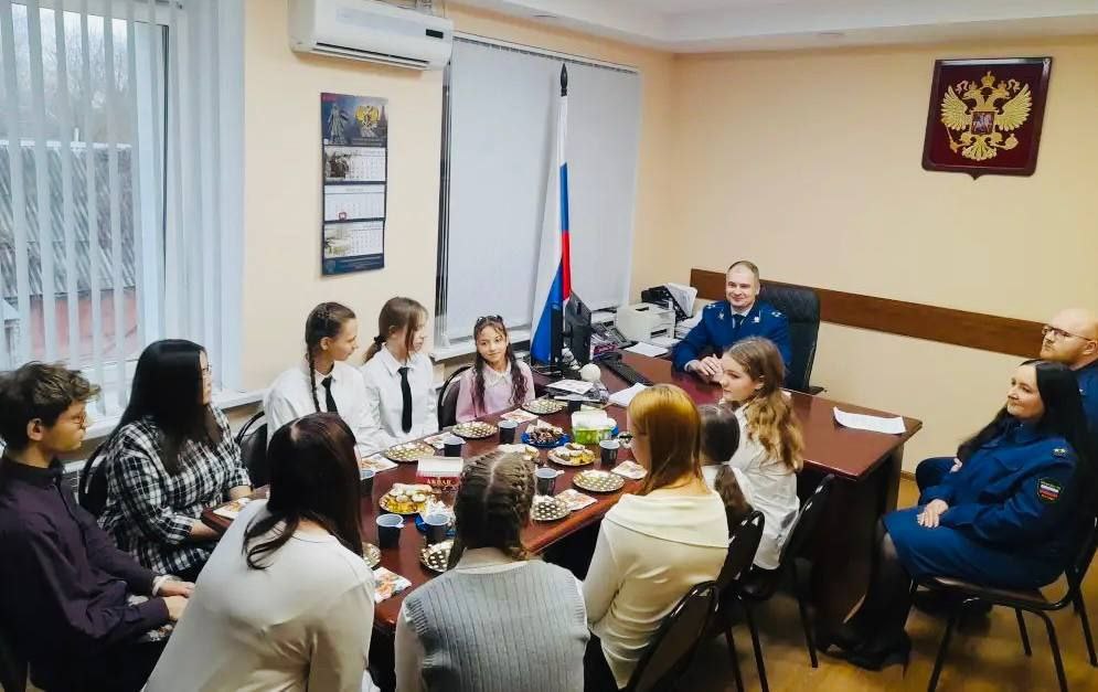 . В Гусь-Хрустальном прокурор наградил участников конкурса "Закон глазами детей" В Гусь-Хрустальной межрайонной прокуратуре подвели итоги ежегодного муниципального районного конкурса «Закон глазами детей» . В Гусь-Хрустальном прокурор наградил участников конкурса "Закон глазами детей" В Гусь-Хрустальной межрайонной прокуратуре подвели итоги ежегодного муниципального районного конкурса «Закон глазами детей»