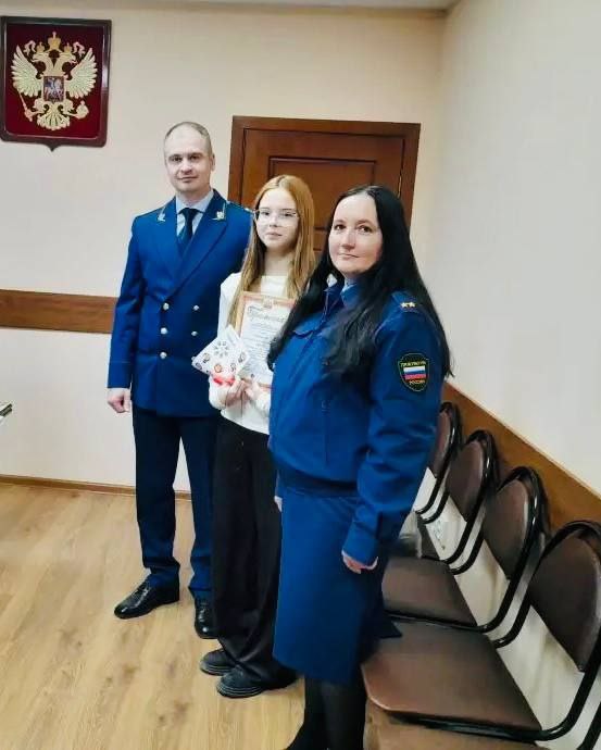 . В Гусь-Хрустальном прокурор наградил участников конкурса "Закон глазами детей" В Гусь-Хрустальной межрайонной прокуратуре подвели итоги ежегодного муниципального районного конкурса «Закон глазами детей» . В Гусь-Хрустальном прокурор наградил участников конкурса "Закон глазами детей" В Гусь-Хрустальной межрайонной прокуратуре подвели итоги ежегодного муниципального районного конкурса «Закон глазами детей»