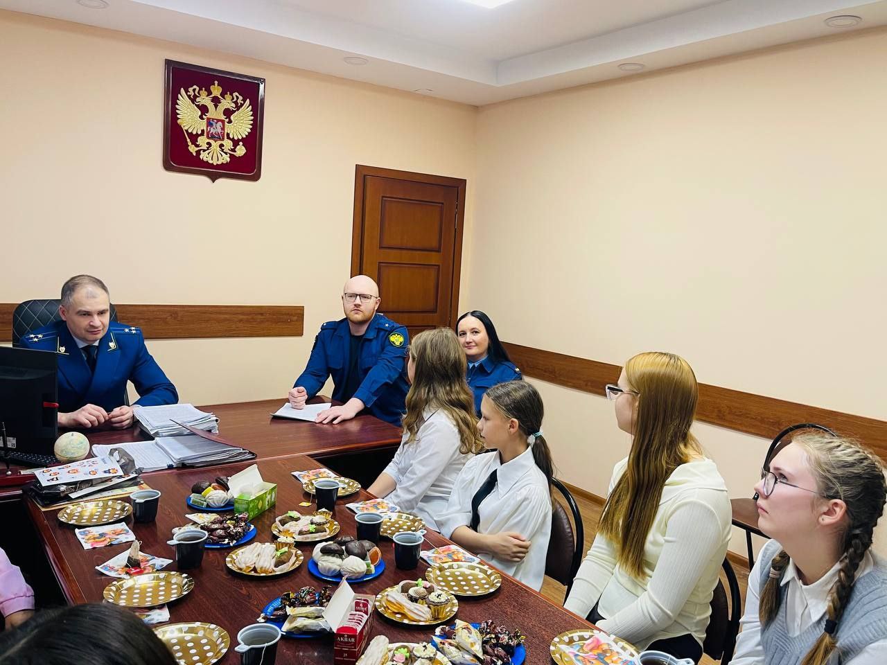 . В Гусь-Хрустальном прокурор наградил участников конкурса "Закон глазами детей" В Гусь-Хрустальной межрайонной прокуратуре подвели итоги ежегодного муниципального районного конкурса «Закон глазами детей»