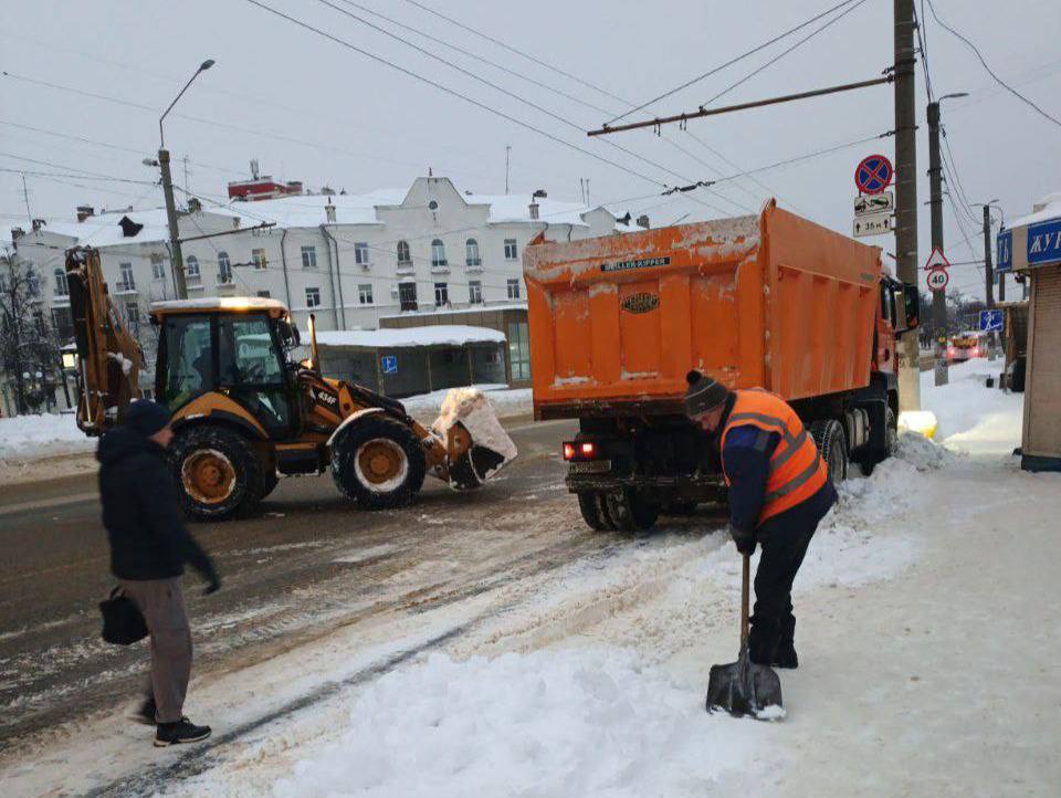 Городские службы продолжают борьбу со снегом во всех районах Владимира Городские службы продолжают борьбу со снегом во всех районах Владимира
