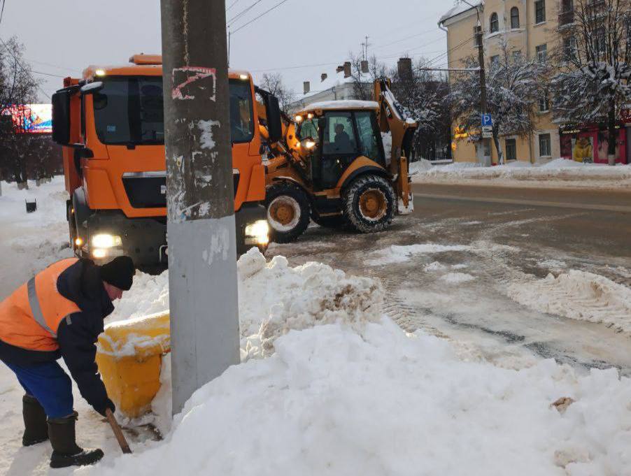 Городские службы продолжают борьбу со снегом во всех районах Владимира Городские службы продолжают борьбу со снегом во всех районах Владимира