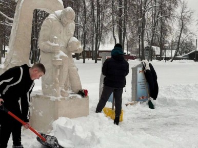 Для борьбы с последствиями снегопада молодогвврдейцы, активисты молодёжных движений и просто неравнодушная молодежь взяли в руки лопаты