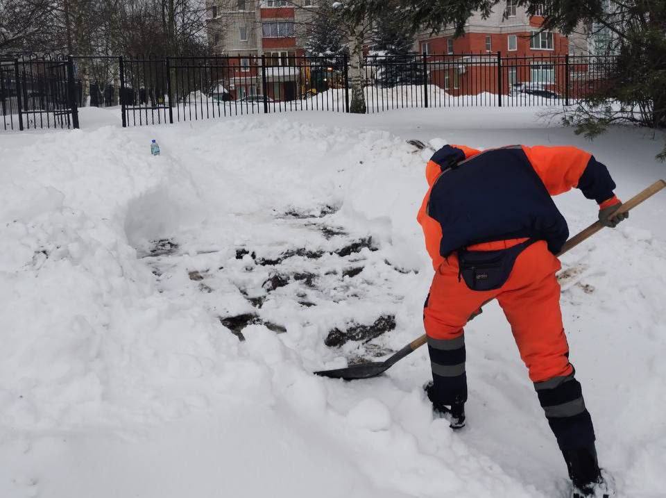 Городские службы продолжают борьбу со снегом во всех районах Владимира Городские службы продолжают борьбу со снегом во всех районах Владимира