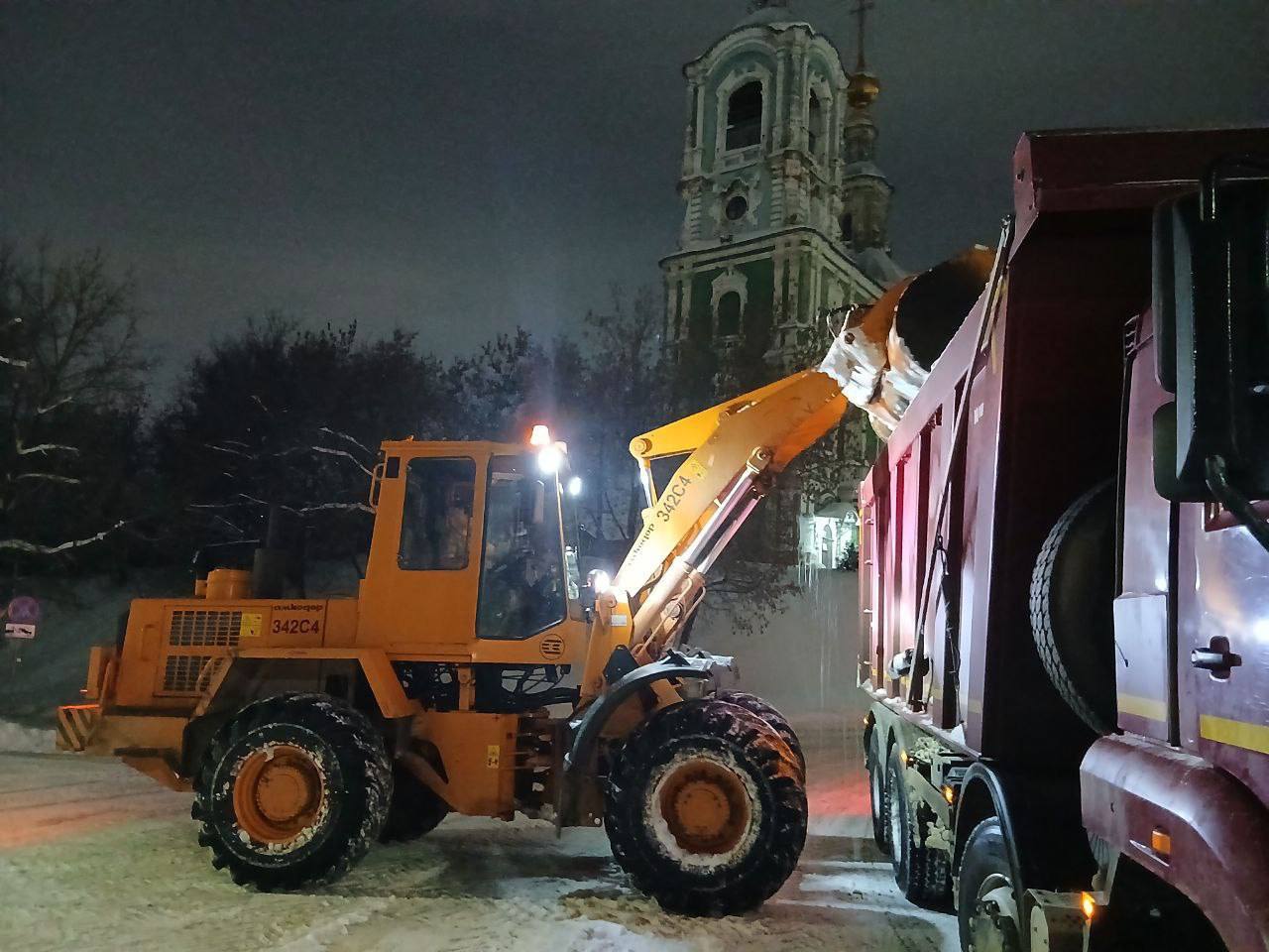 Городские службы продолжают борьбу со снегом во всех районах Владимира Городские службы продолжают борьбу со снегом во всех районах Владимира