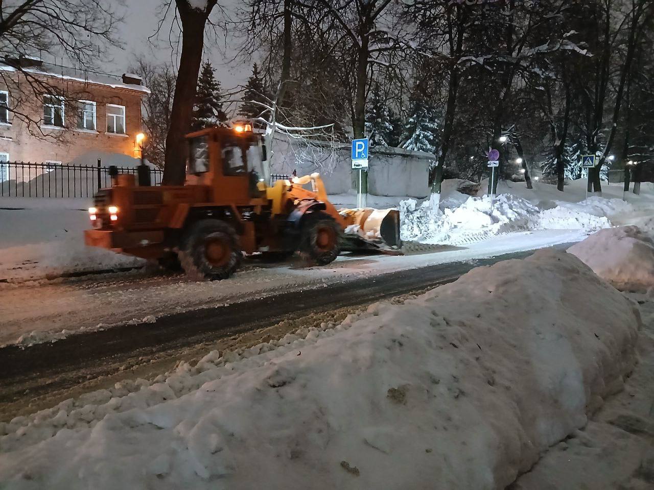Уборка 24/7 продолжается. Пока город спал, сотрудники Центра управления городскими дорогами продолжали активную борьбу со снегом Уборка 24/7 продолжается. Пока город спал, сотрудники Центра управления городскими дорогами продолжали активную борьбу со снегом