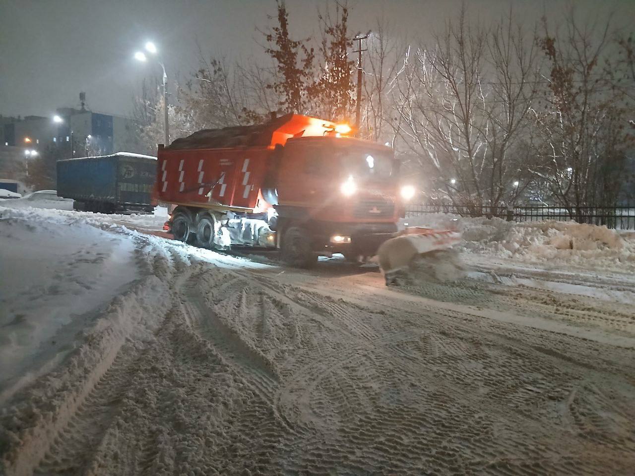 Уборка 24/7 продолжается. Пока город спал, сотрудники Центра управления городскими дорогами продолжали активную борьбу со снегом Уборка 24/7 продолжается. Пока город спал, сотрудники Центра управления городскими дорогами продолжали активную борьбу со снегом