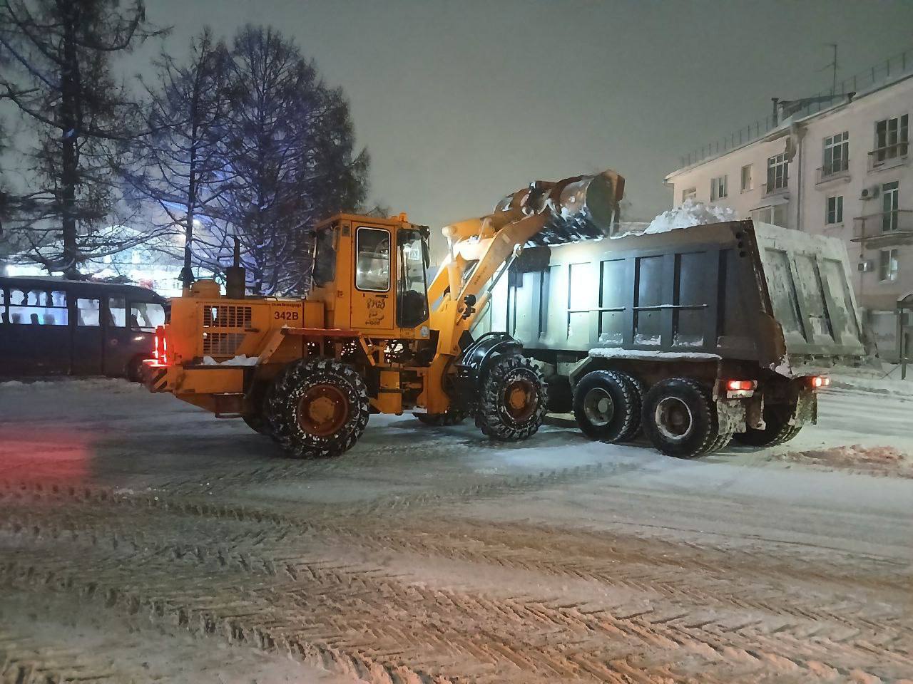 Уборка 24/7 продолжается. Пока город спал, сотрудники Центра управления городскими дорогами продолжали активную борьбу со снегом