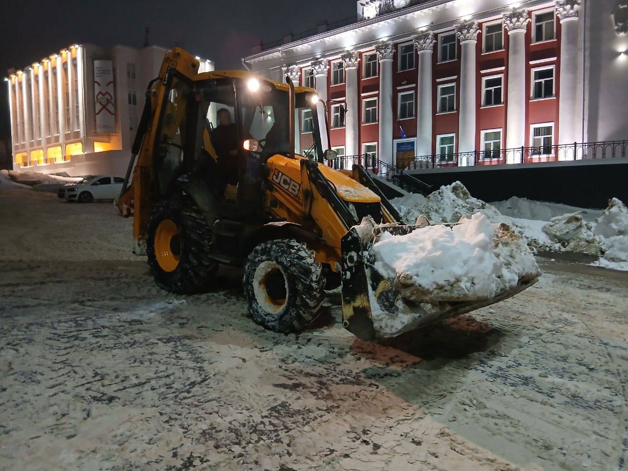 Уборка 24/7 продолжается. Пока город спал, сотрудники Центра управления городскими дорогами продолжали активную борьбу со снегом Уборка 24/7 продолжается. Пока город спал, сотрудники Центра управления городскими дорогами продолжали активную борьбу со снегом