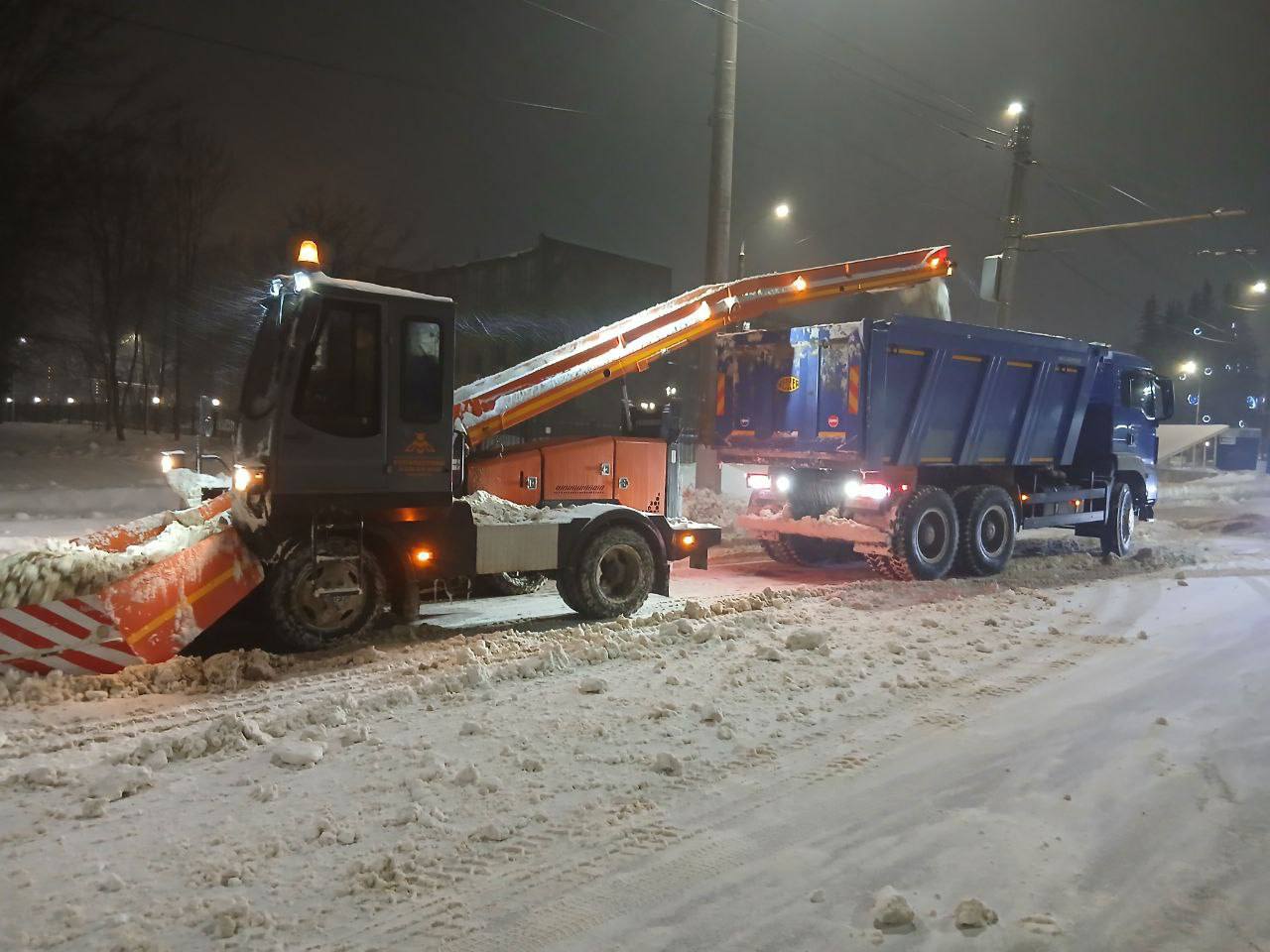 Уборка 24/7 продолжается. Пока город спал, сотрудники Центра управления городскими дорогами продолжали активную борьбу со снегом Уборка 24/7 продолжается. Пока город спал, сотрудники Центра управления городскими дорогами продолжали активную борьбу со снегом